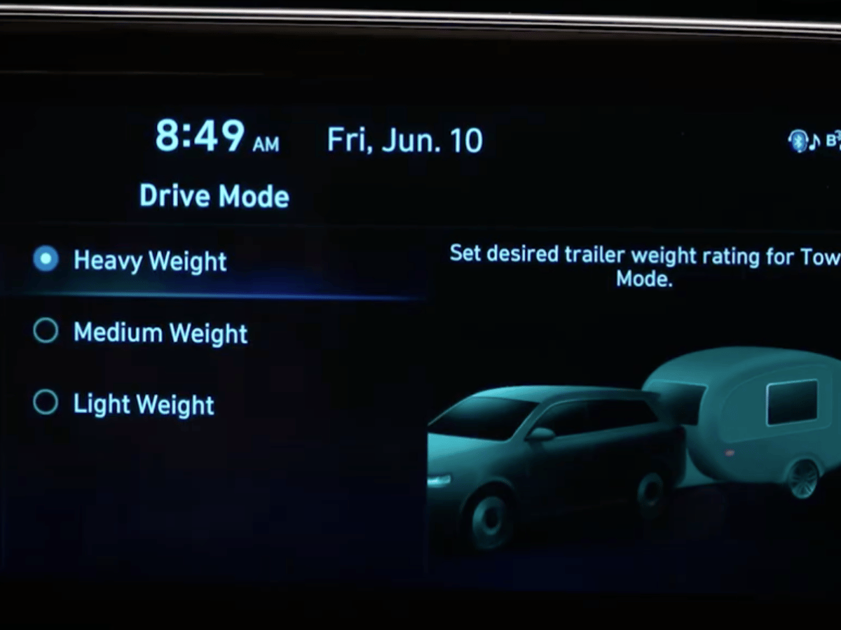 2025 Hyundai Palisade digital towing drive mode screen showing heavy, medium, and light trailer weight options.