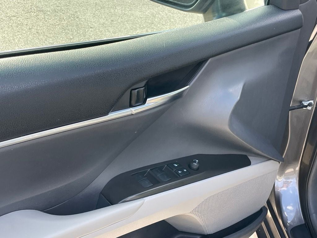 2021 Toyota Camry SE - 39 MPG / APPLE CARPLAY