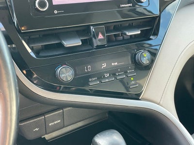 2021 Toyota Camry SE - 39 MPG / APPLE CARPLAY