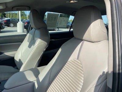 2021 Toyota Camry SE - 39 MPG / APPLE CARPLAY