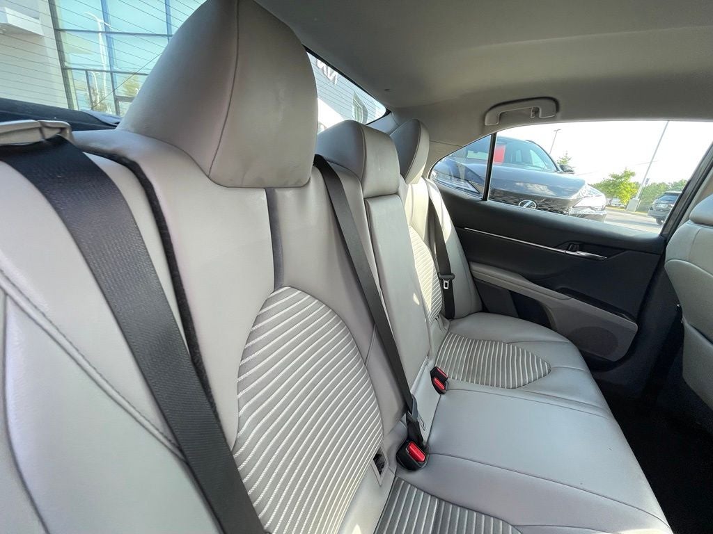 2021 Toyota Camry SE - 39 MPG / APPLE CARPLAY