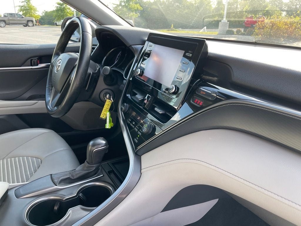 2021 Toyota Camry SE - 39 MPG / APPLE CARPLAY