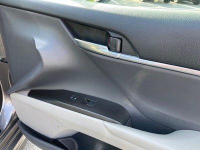 2021 Toyota Camry SE - 39 MPG / APPLE CARPLAY
