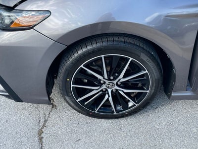 2021 Toyota Camry SE - 39 MPG / APPLE CARPLAY