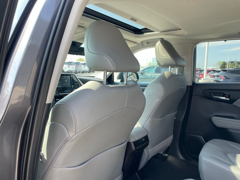 2021 Toyota Highlander XLE - MOONROOF / LEATHER