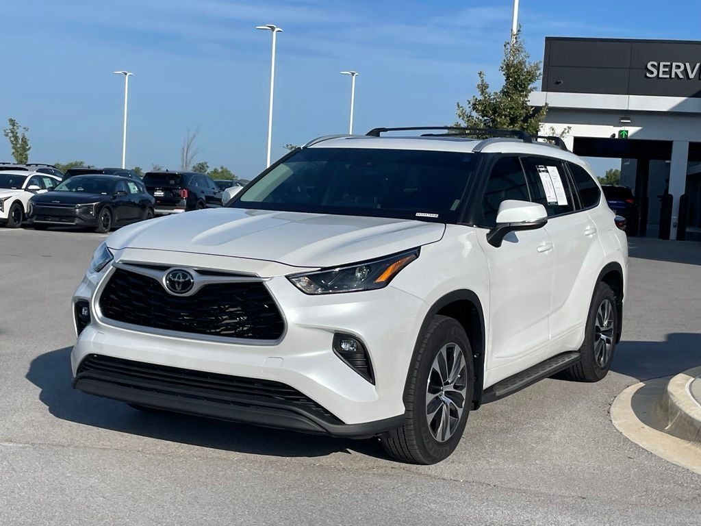 2022 Toyota Highlander XLE - POWER MOONROOF / APPLE CARPLY