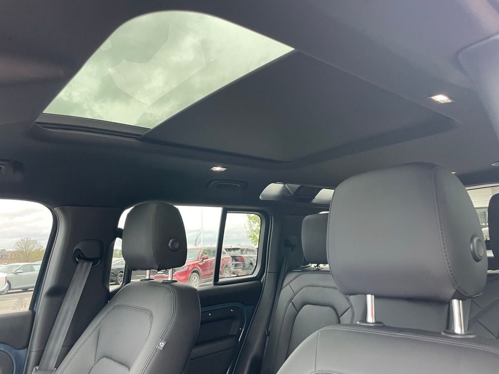 2025 Land Rover Defender 110 X-Dynamic SE