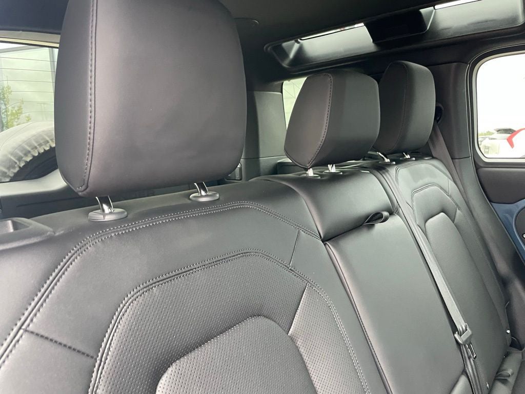 2025 Land Rover Defender 110 X-Dynamic SE