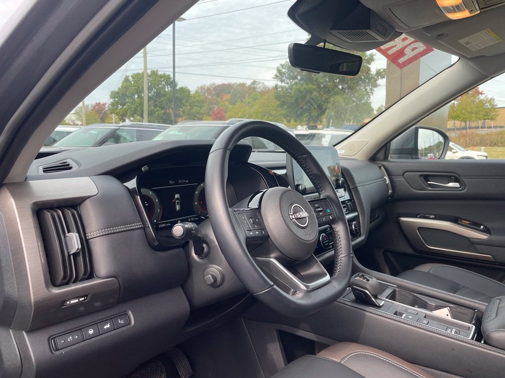 2025 Nissan Pathfinder Platinum Pano Roof, Leather, One Owner, Third Row