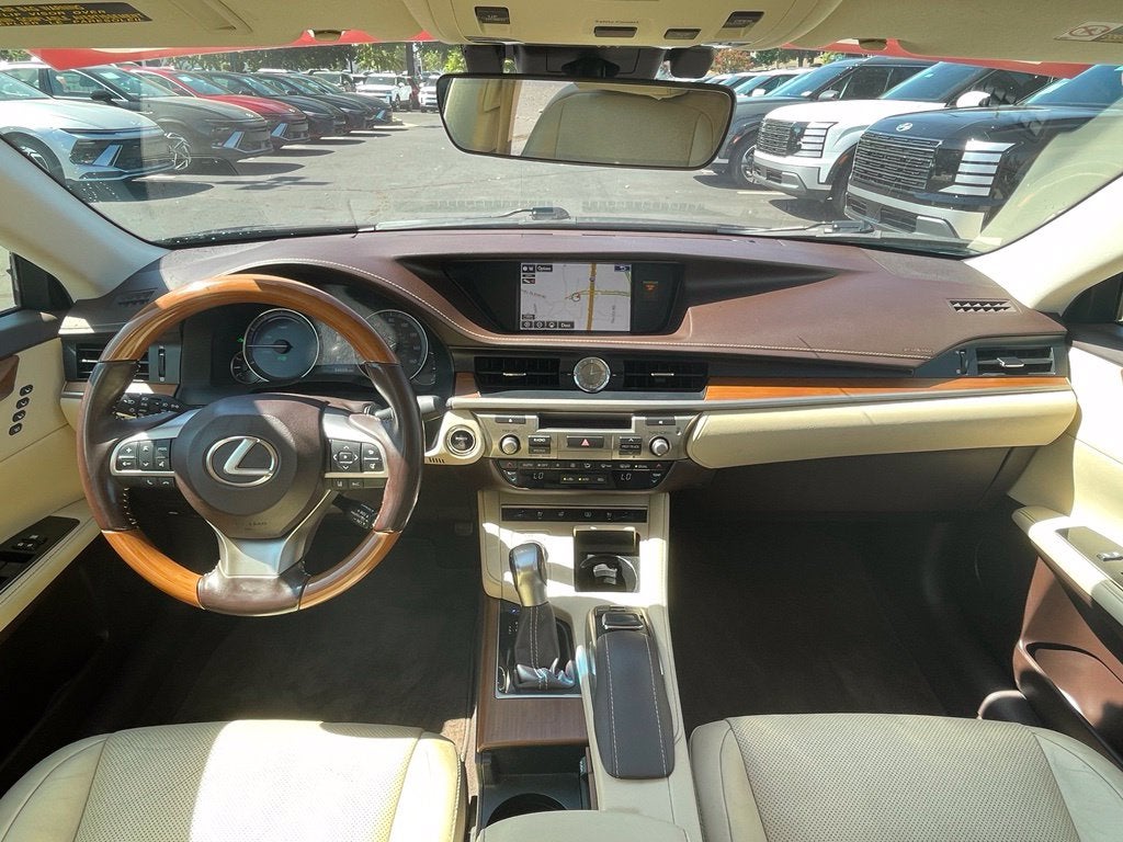 2016 Lexus ES 300h Luxury Pkg, Navi, Adaptive Cruise, Parking Sensors