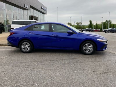 2024 Hyundai ELANTRA SE