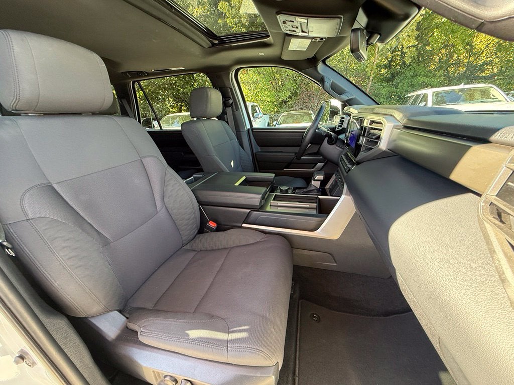 2025 Toyota Sequoia SR5 - 4WD / SUNROOF / CLEAN CARFAX