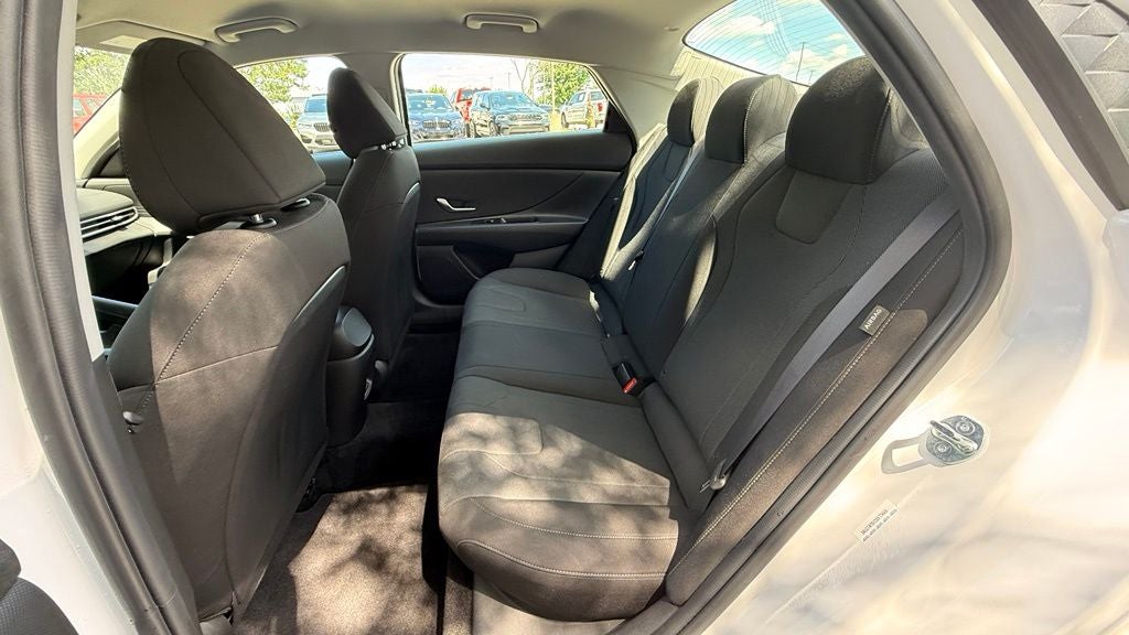 2025 Hyundai ELANTRA SE
