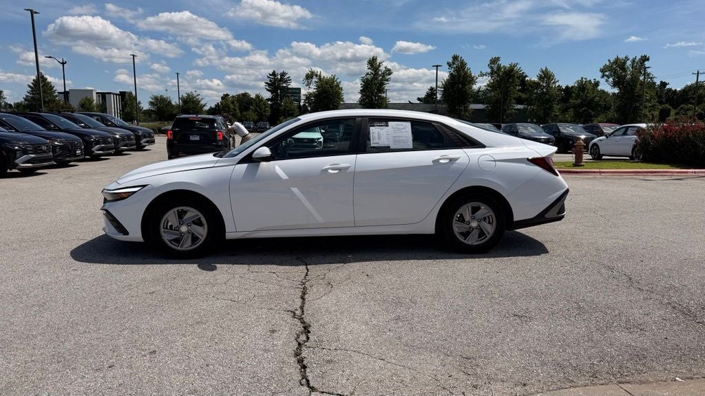 2025 Hyundai ELANTRA SE