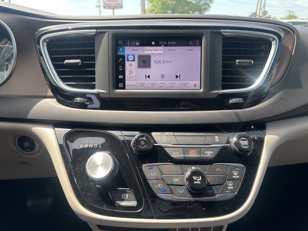 2022 Chrysler Voyager LX 1-Owner / Power Liftgate / Apple CarPlay/Android A