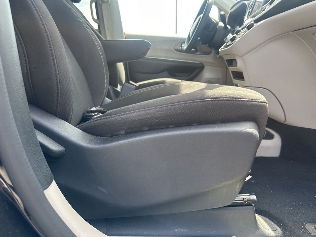 2022 Chrysler Voyager LX 1-Owner / Power Liftgate / Apple CarPlay/Android A