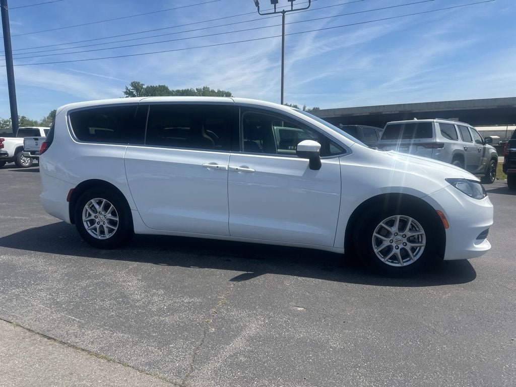 2022 Chrysler Voyager LX