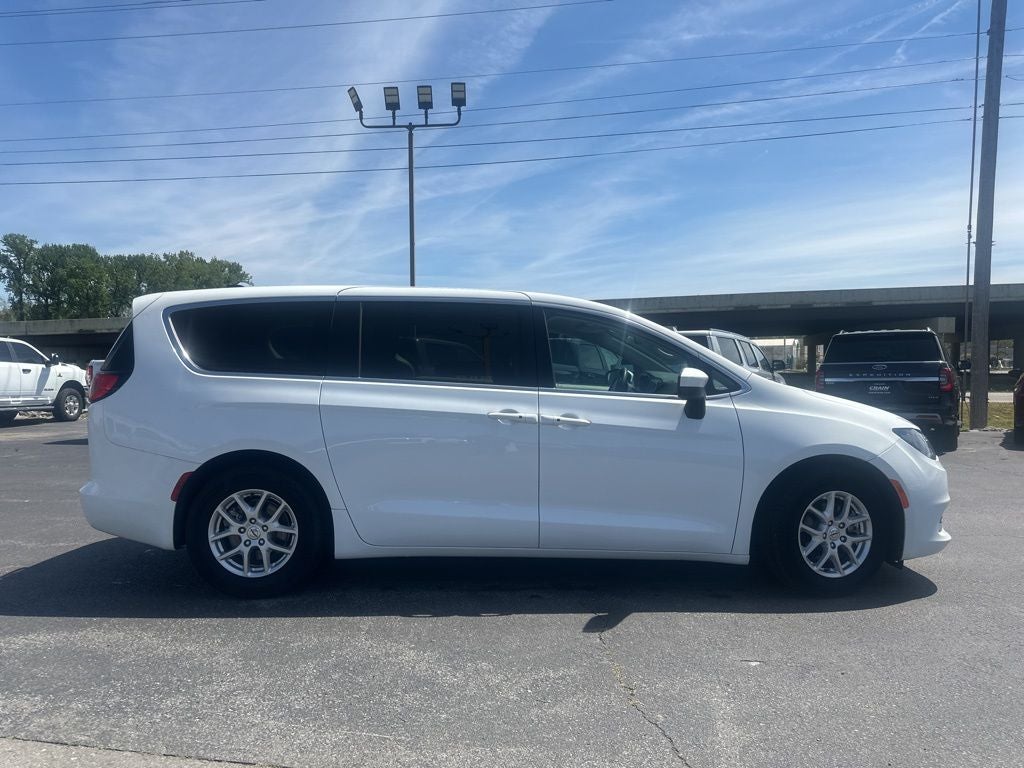 2022 Chrysler Voyager LX