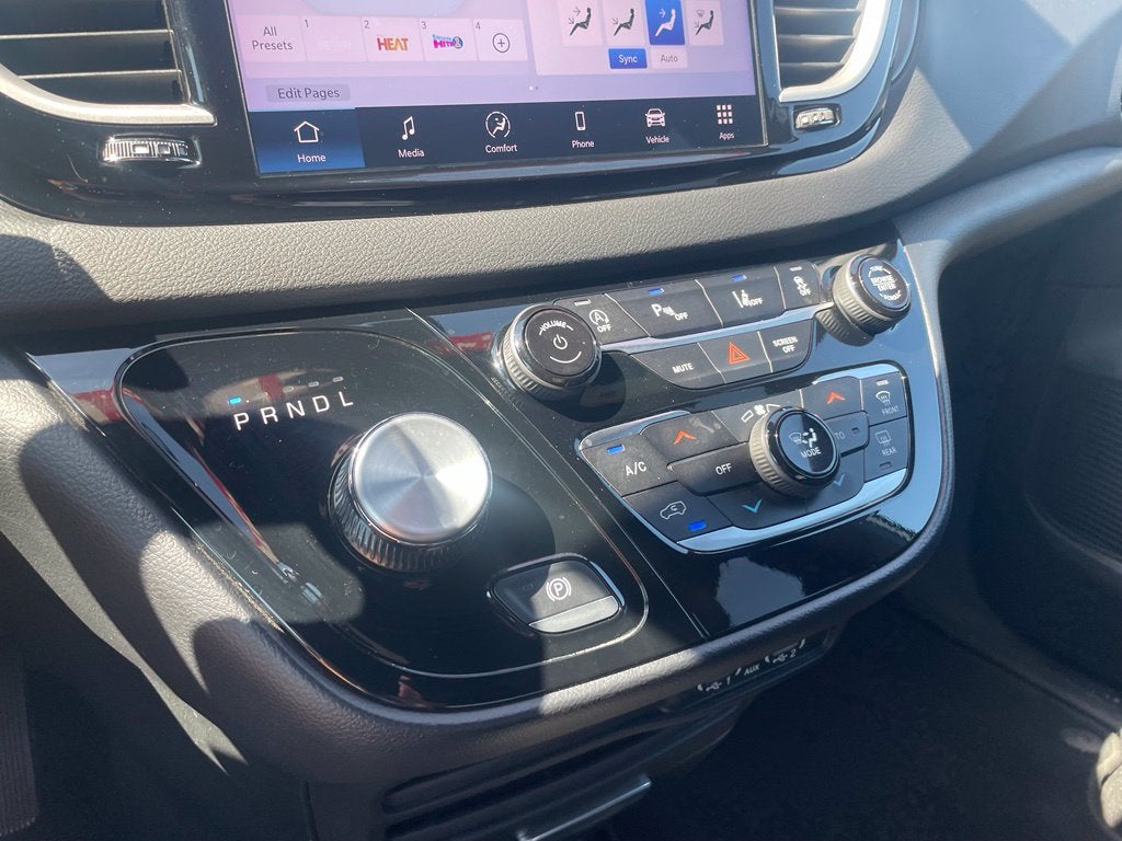 2025 Chrysler Pacifica Select