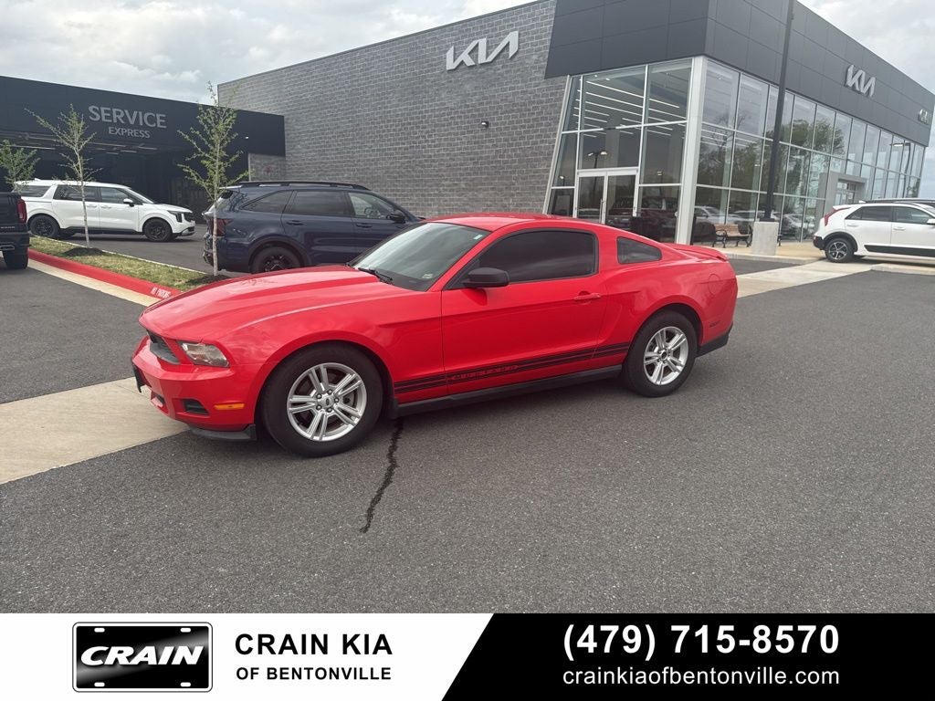 2011 Ford Mustang V6 - CLEAN CARFAX