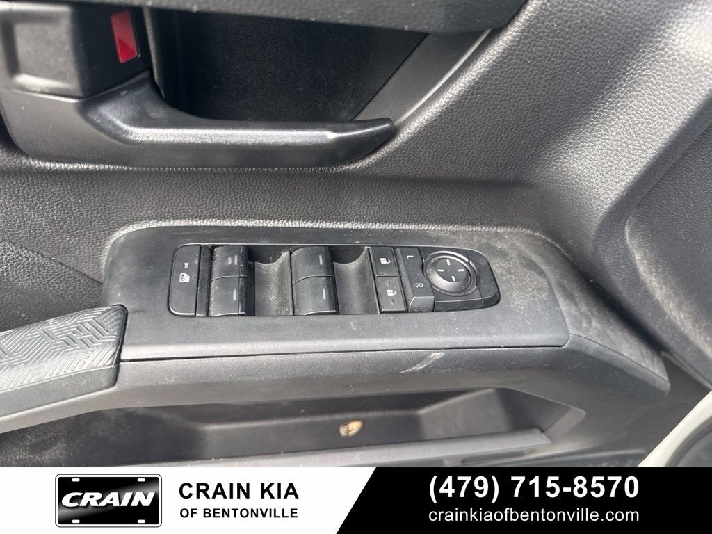 2024 Toyota Tacoma SR5 - 4WD / CLEAN CARFAX