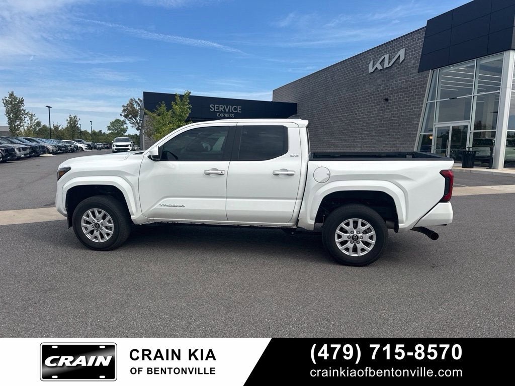 2024 Toyota Tacoma SR5 - 4WD / CLEAN CARFAX