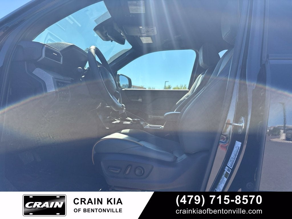 2025 Toyota Tacoma Hybrid Trailhunter - 4WD / CLEAN CARFAX / ONE OWNER