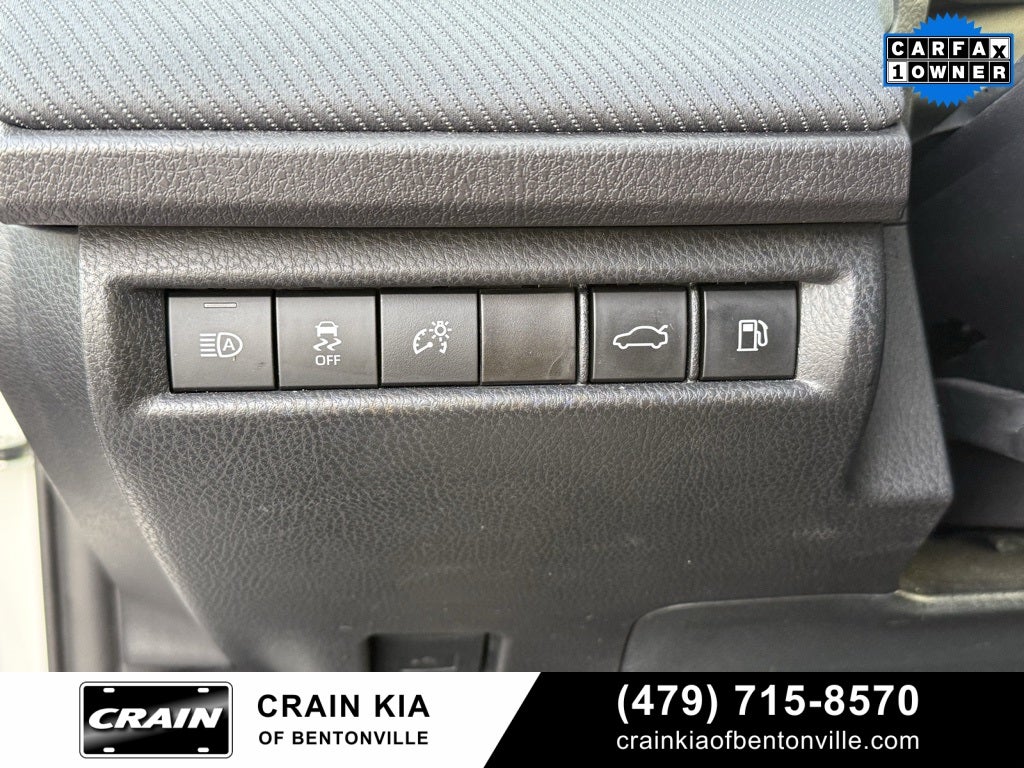 2025 Toyota Camry SE - CLEAN CARFAX / ONE OWNER