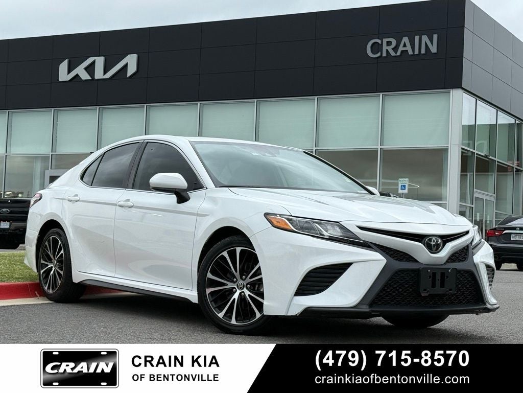 2020 Toyota Camry SE - CLEAN CARFAX / ONE OWNER