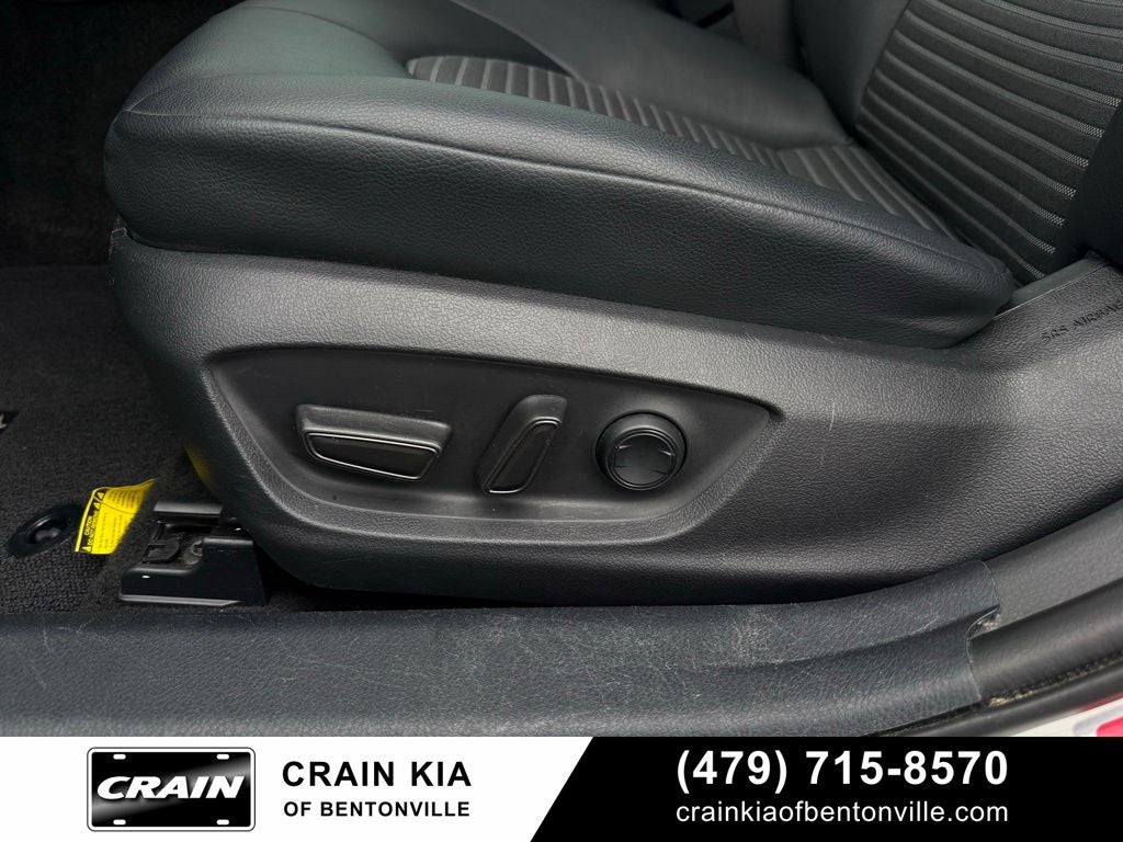 2020 Toyota Camry SE - CLEAN CARFAX / ONE OWNER