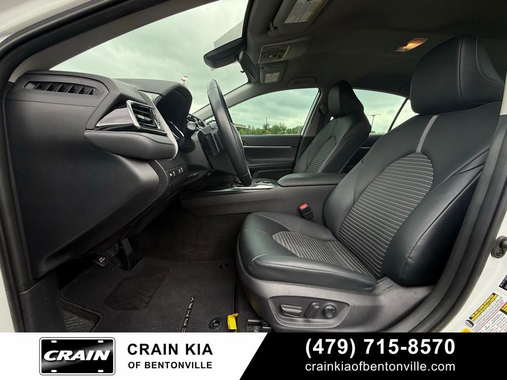 2020 Toyota Camry SE - CLEAN CARFAX / ONE OWNER