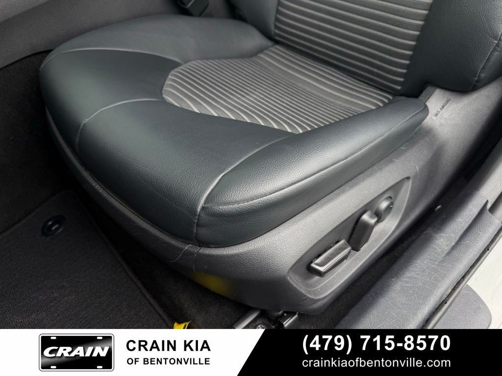 2020 Toyota Camry SE - CLEAN CARFAX / ONE OWNER