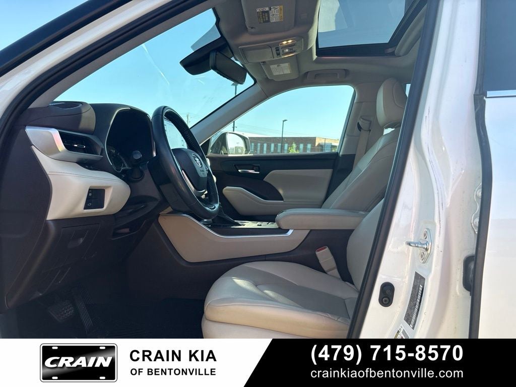 2022 Toyota Highlander XLE - SUNROOF / CLEAN CARFAX / ONE OWNER