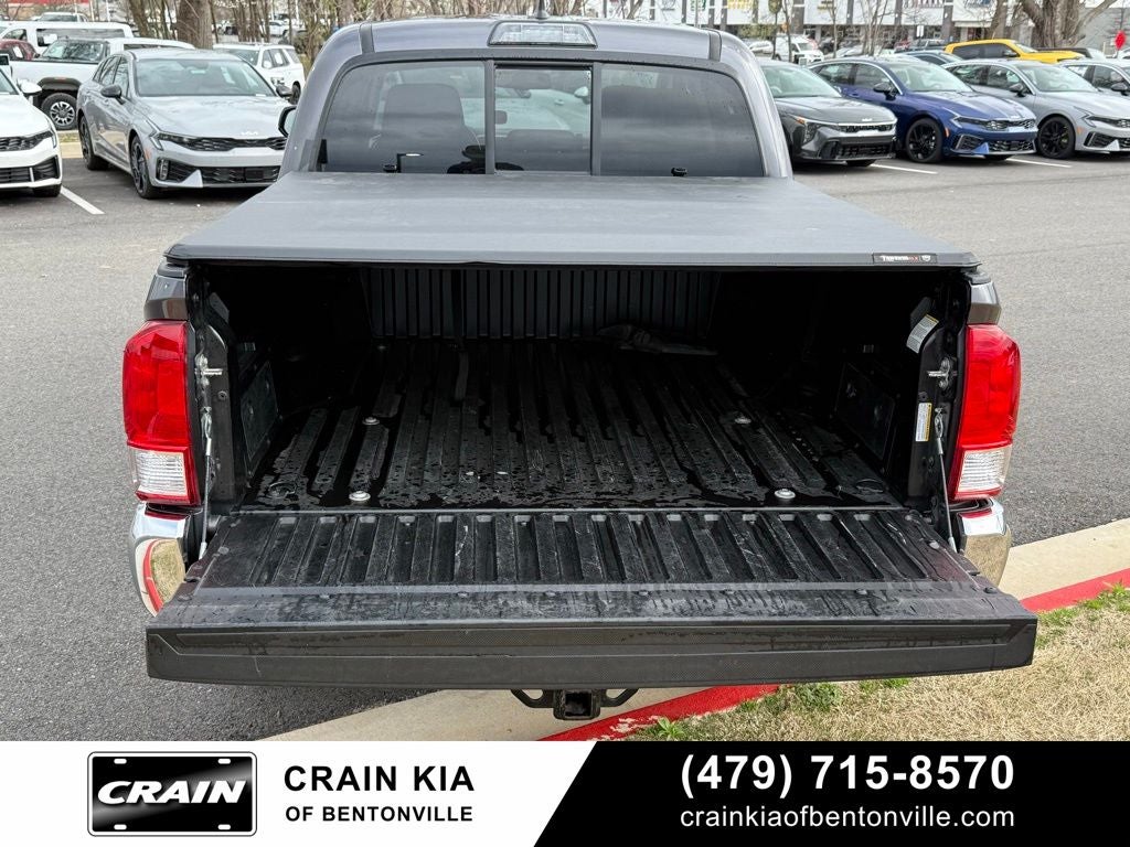 2017 Toyota Tacoma SR5 V6 - 4WD / CARFAX ONE OWNER