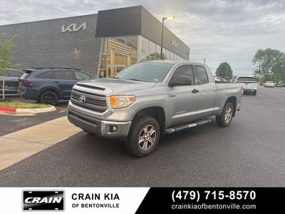 2015 Toyota Tundra SR5 - 4WD / CLEAN CARFAX HISTORY