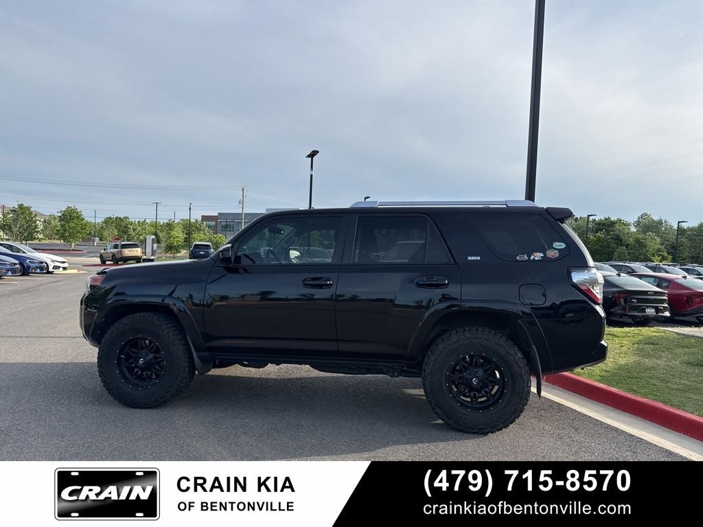 2017 Toyota 4Runner SR5 - 4WD / LIFTED!