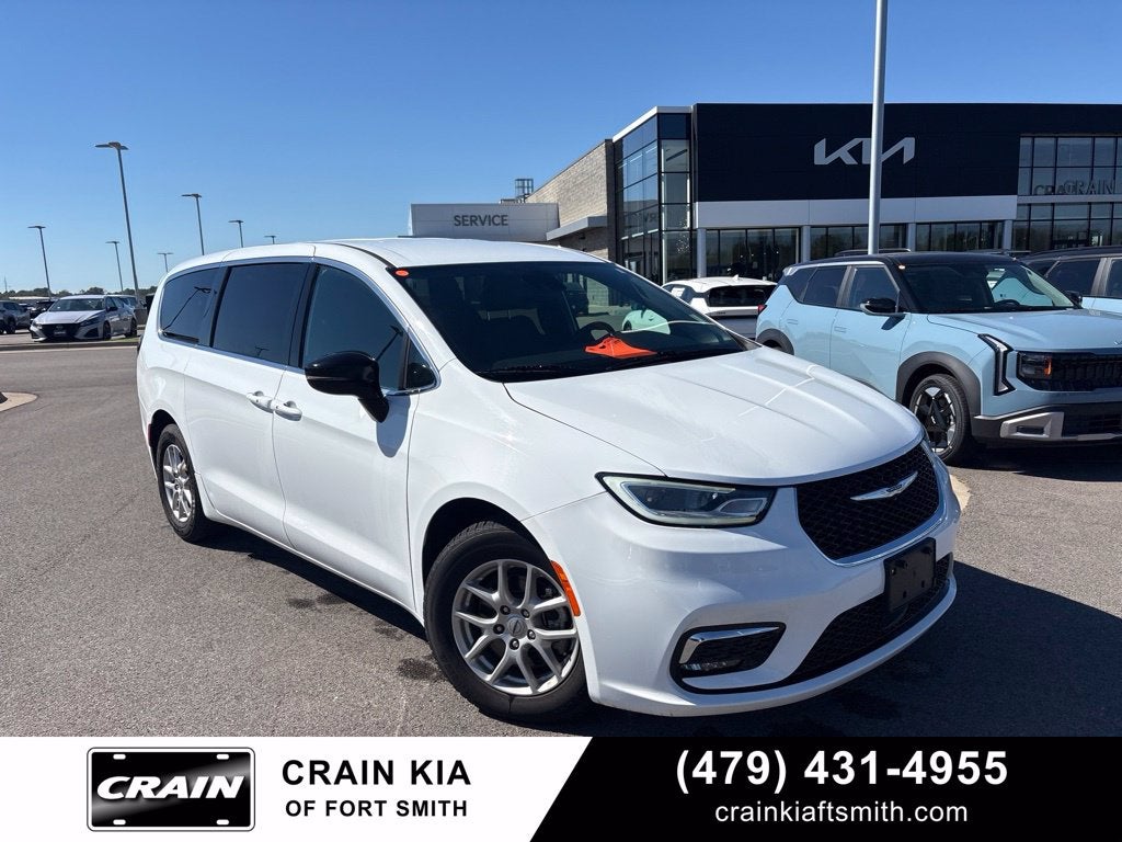2025 Chrysler Pacifica Select HEATED SEATS / BACK UP CAM