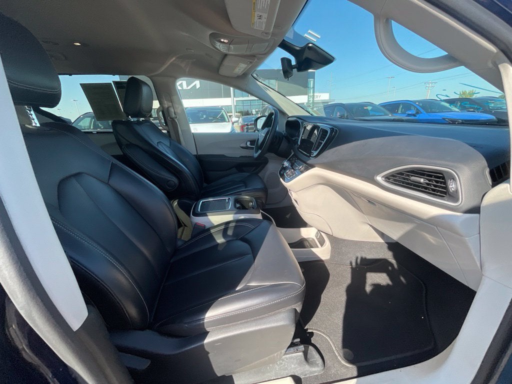 2023 Chrysler Pacifica Touring L HEATED SEATS / POWER DRIVERS SEAT