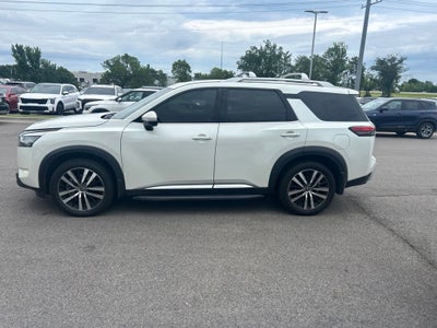 2024 Nissan Pathfinder Platinum 4X4 / HEATED AND COOLED SEATS / LOADED