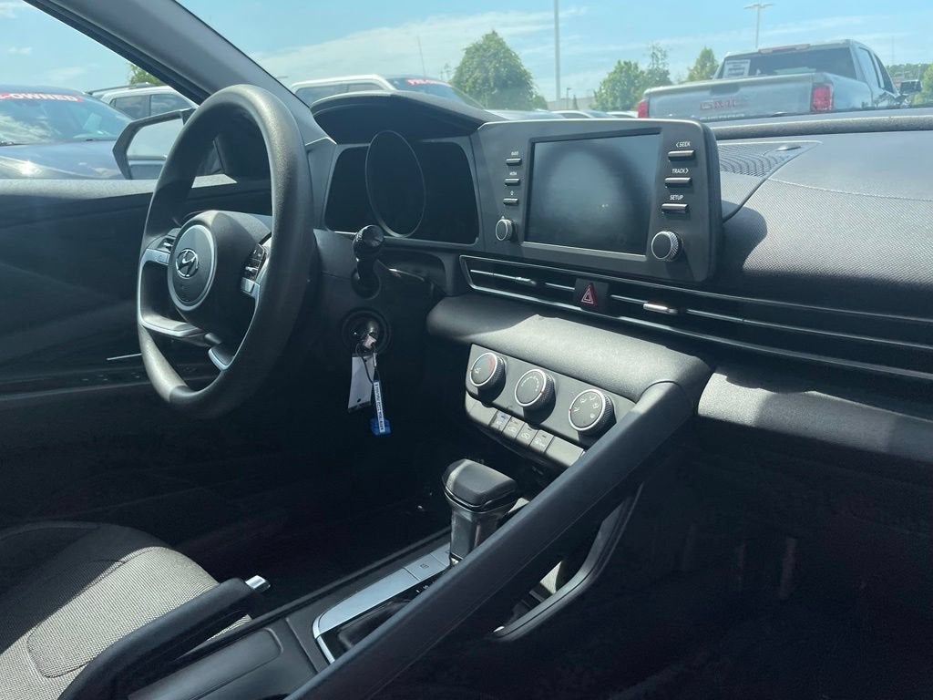 2022 Hyundai ELANTRA SE